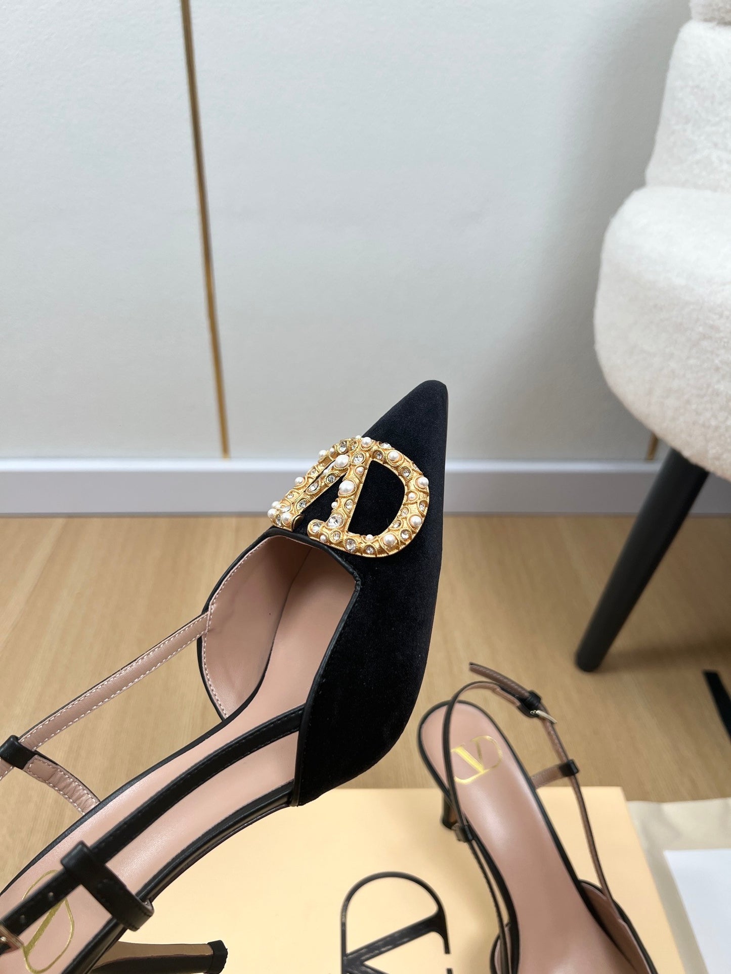 New large V pearl diamond buckle pointed toe slingback sandals