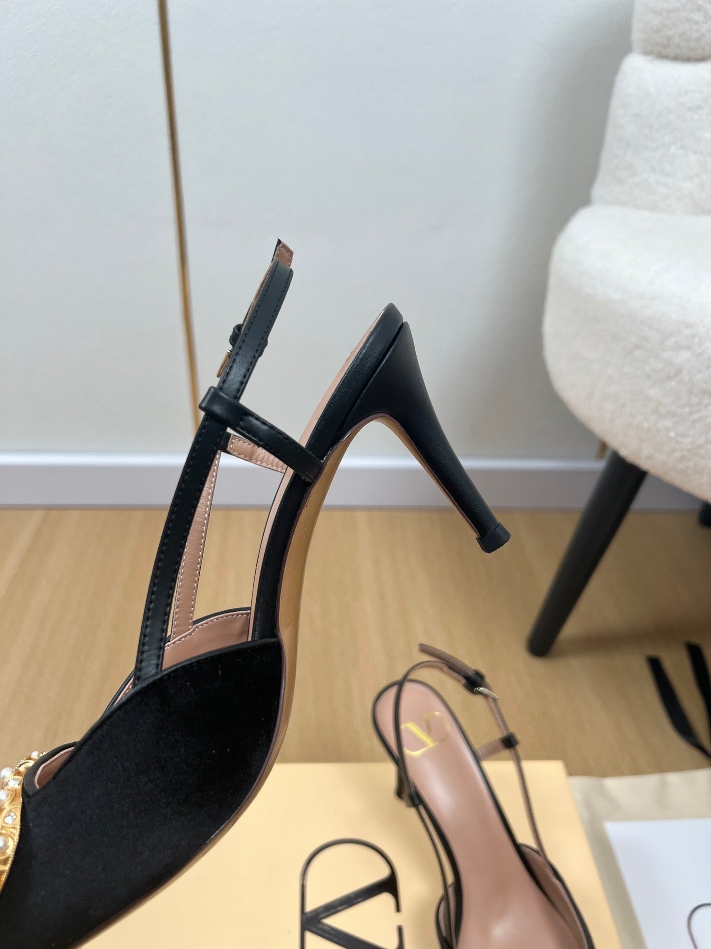 New large V pearl diamond buckle pointed toe slingback sandals