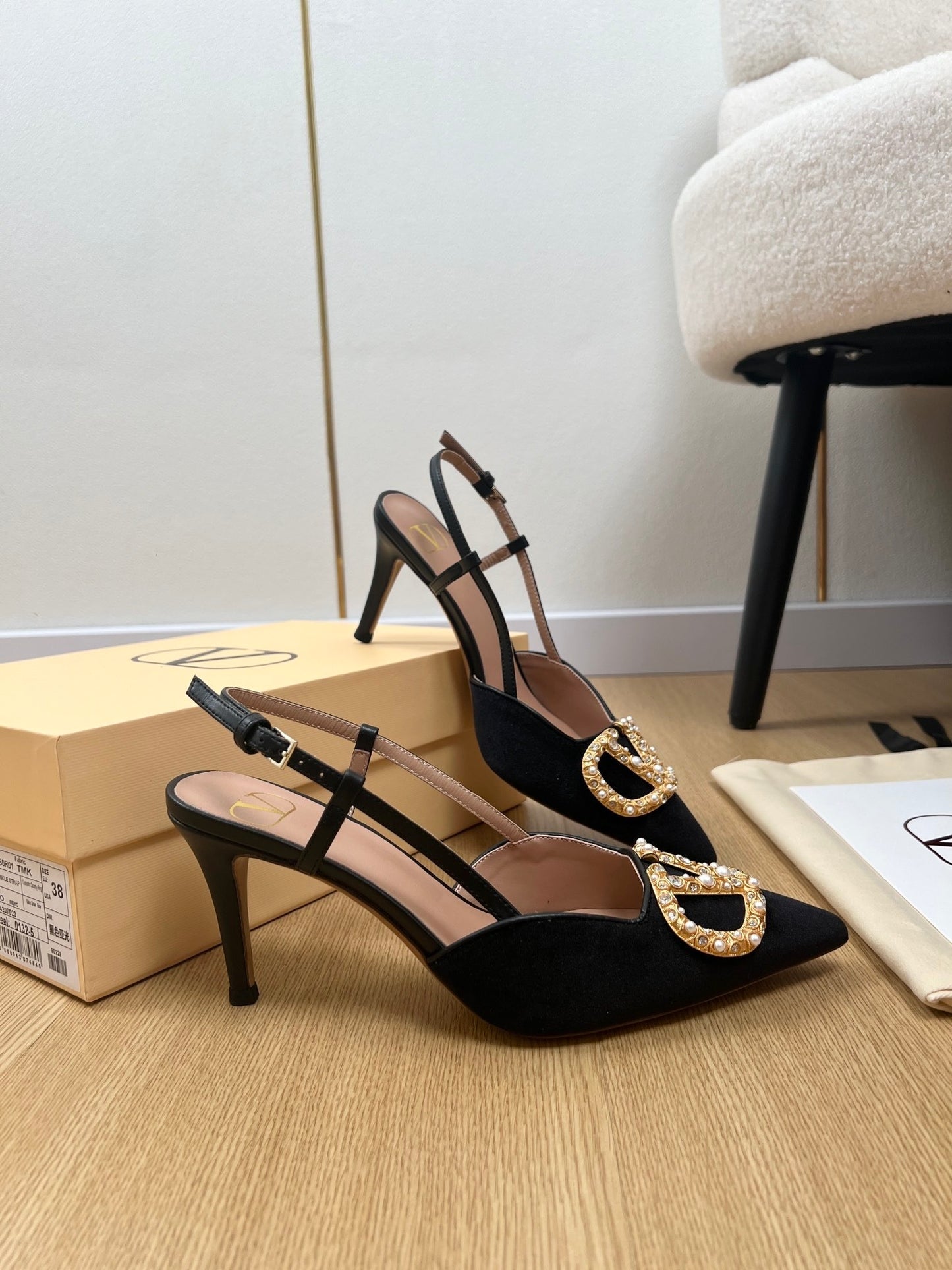 New large V pearl diamond buckle pointed toe slingback sandals